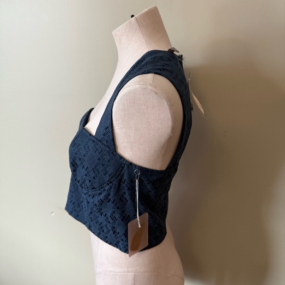 FOREVER 21 NWT Crop Top With Cutout Back - Picture 4 of 10